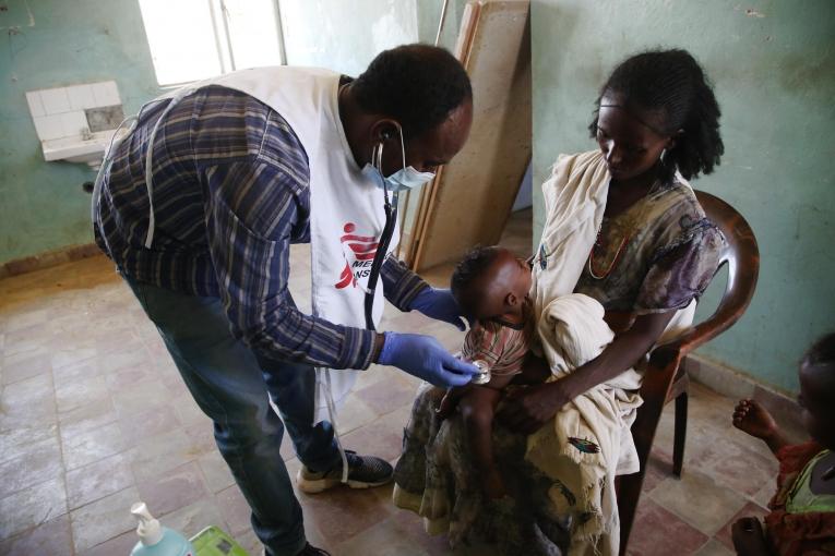 Un médecin de MSF examine un enfant lors d'une clinique mobile dans le village d'Adiftaw, dans la région nord éthiopienne du Tigré.