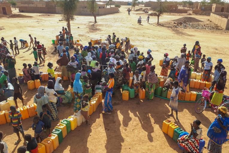 Une distribution d'eau par les équipes MSF à Djbo, en 2019. Burkina Faso. 