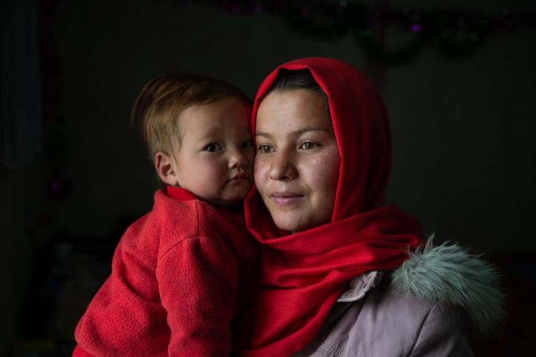 Naqiba et sa première fille dans leur village de Jarokashan, district de Band-e-Amir. Naqiba a donné naissance à sa deuxième fille dans le centre de santé soutenu par MSF. 