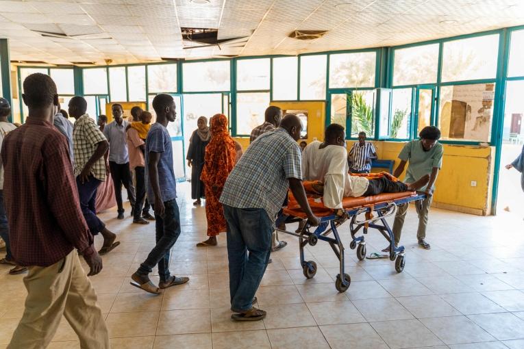 Des patients arrivent à l'hôpital Bashair à Khartoum, soutenu par MSF. Soudan. Mai 2023.