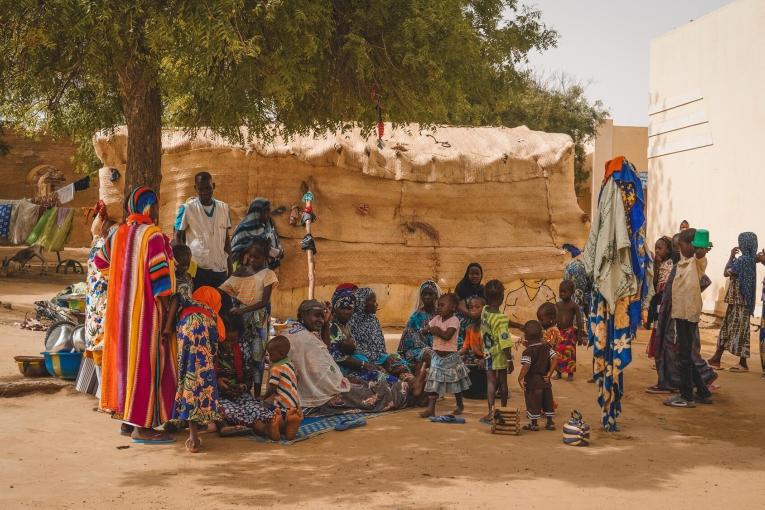 Ces femmes et leurs enfants ont été contraints de quitter le village de Mandjebougou. 