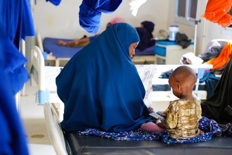 Lul Mohamed Addi est assise avec sa fille d'un an et demi, Muna Mohamed, qui se remet de malnutrition dans l'unité de soins intensifs pédiatriques de l'hôpital régional Bay, soutenu par MSF, à Baidoa, en Somalie.