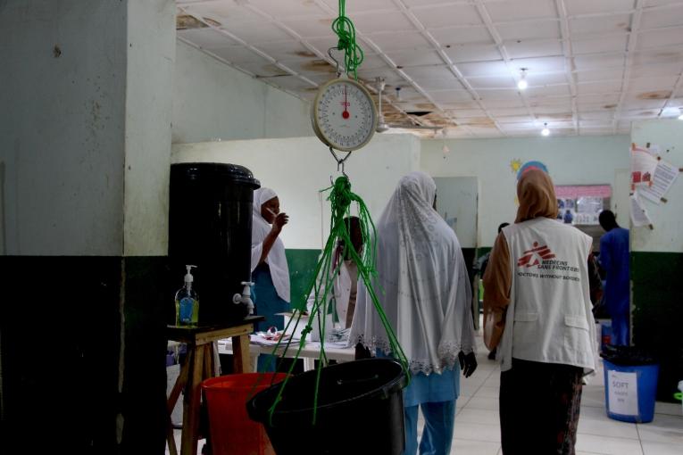 Maryam et Hauwa, infirmière et assistante sociale MSF, voient des patients au centre d'alimentation thérapeutique de l'hôpital général de Zurmi, dans l'État de Zamfara.