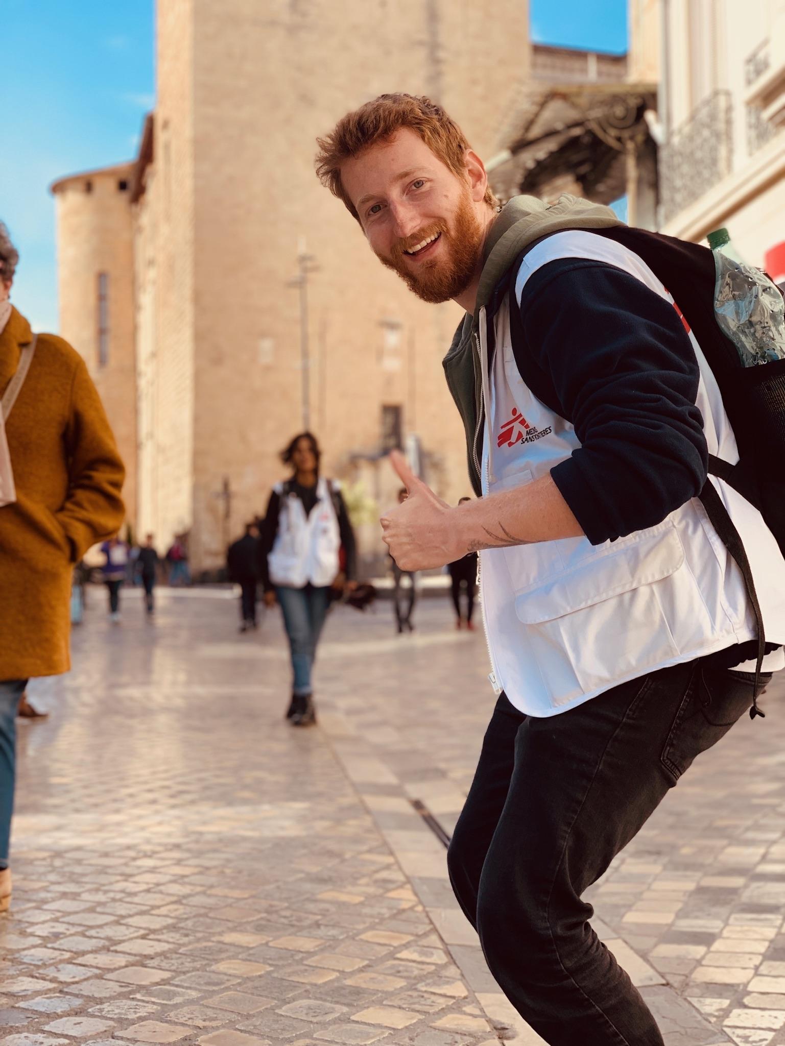 Un street acteur MSF dans la rue content