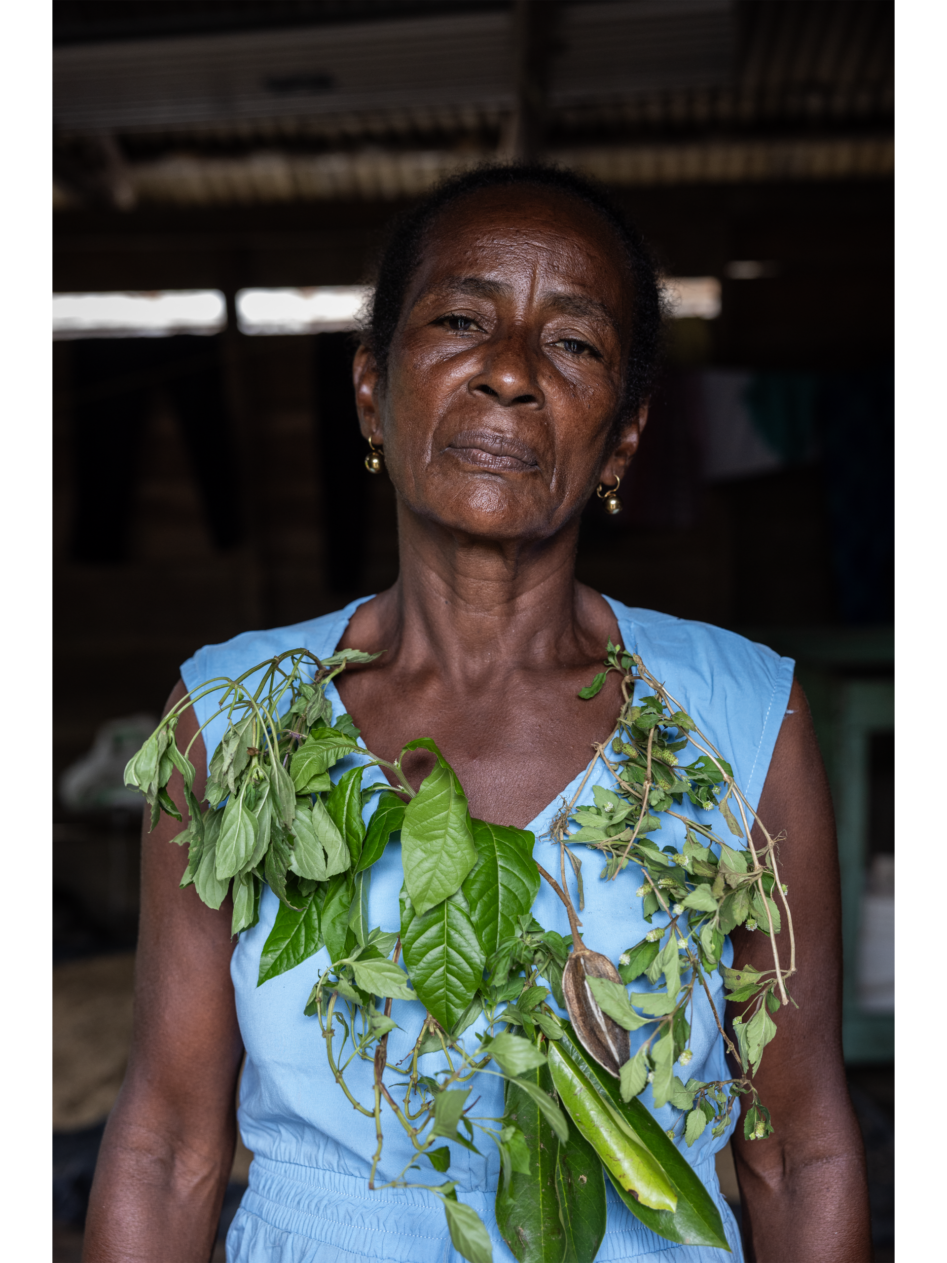 La guérisseuse traditionnelle Margarita Rojas Mena (gauche) et la sage-femme Teolinda Castro (droite) du village de Mojaudó, ainsi que la guérisseuse traditionnelle María Concepción Moreno (centre) du village de Chachajo. 