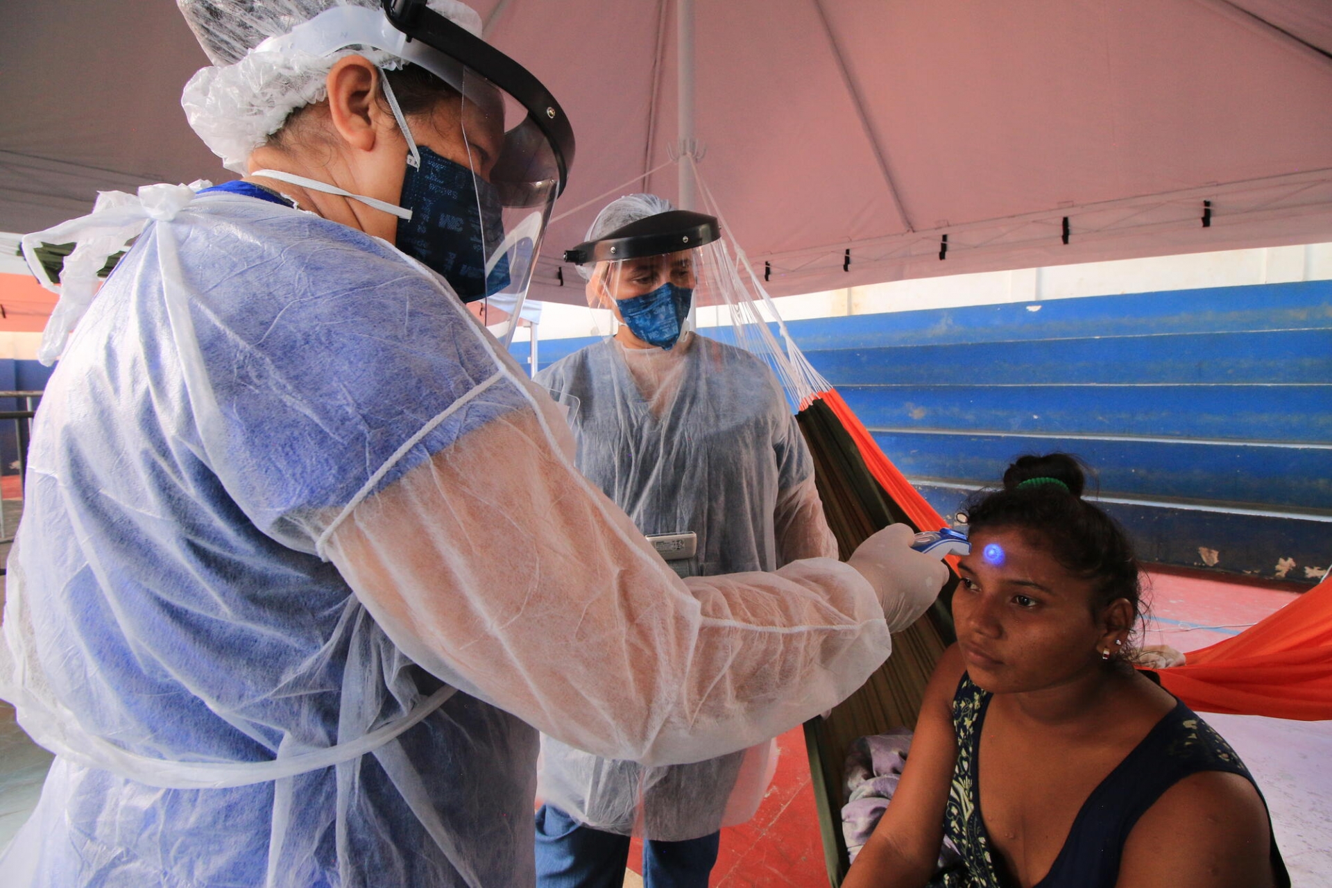 Des personnes de la communauté Warao présentant des symptômes de la Covid-19 se font prendre la température au centre d’isolement mis en place par MSF à Manaus, État d’Amazonas, Brésil, juin 2020.