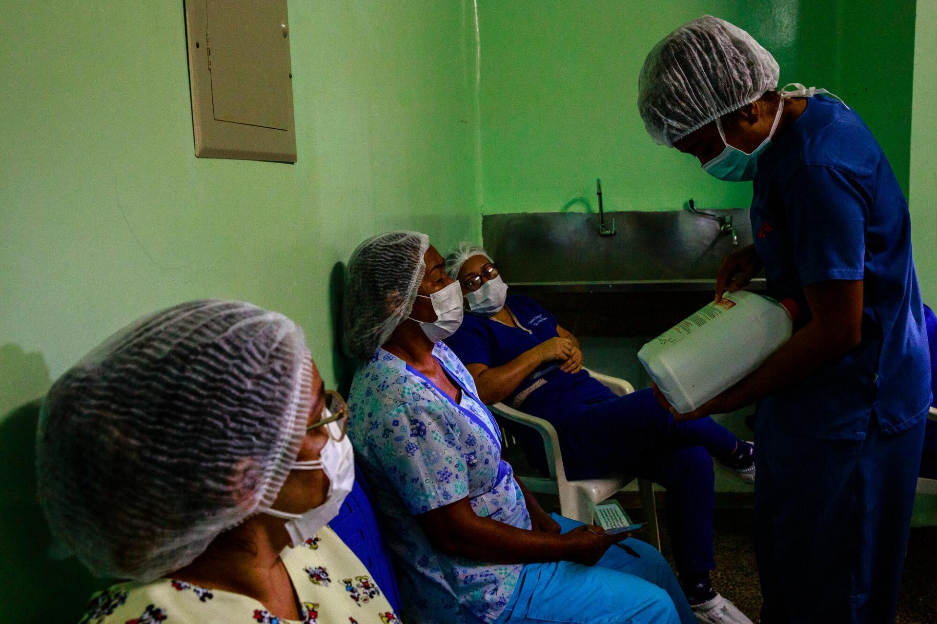 Rebecca Alethéia, infirmière MSF, dispense une formation sur le bon usage des équipements de protection individuelle et sur les procédures de désinfection du matériel, au personnel de l’hôpital régional de Tefé, État d’Amazonas, Brésil, juillet 2020.