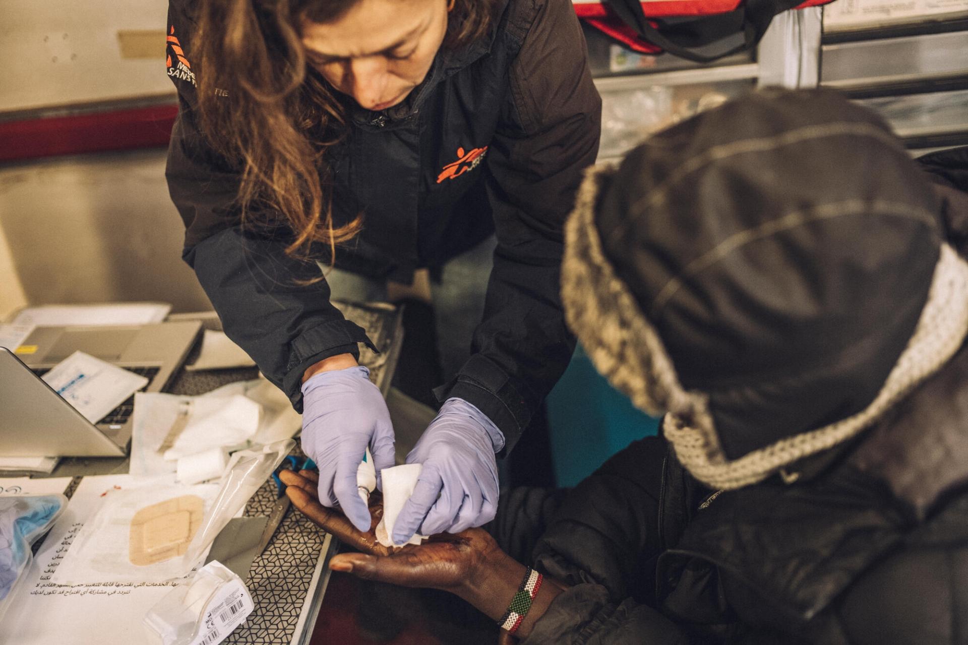 Une infirmière MSF prodigue des soins à la main d’une personne exilée, à Calais, dans le nord de la France. 