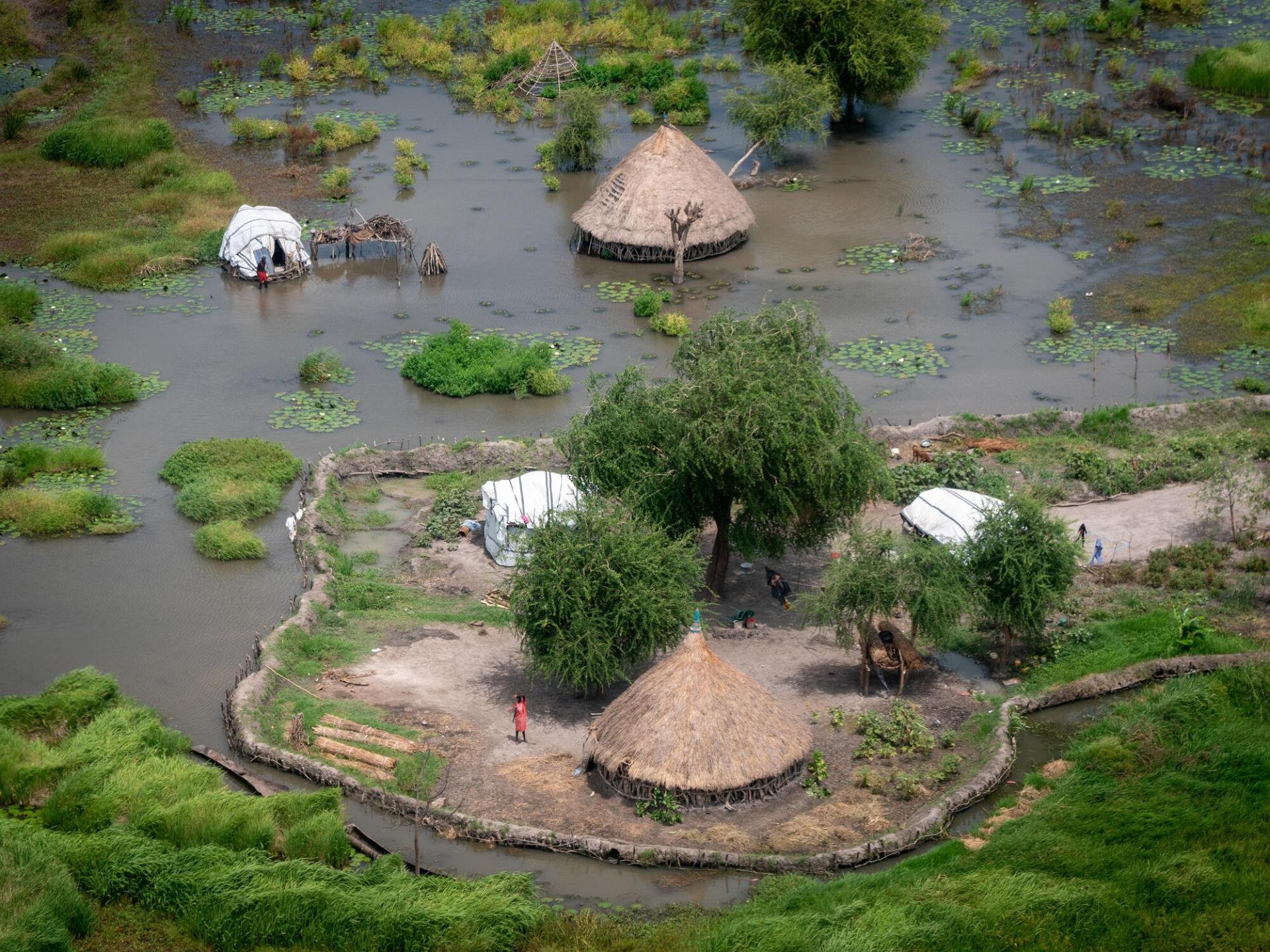 Vue aérienne de villages inondés près d'Old Fangak, Soudan du Sud. 