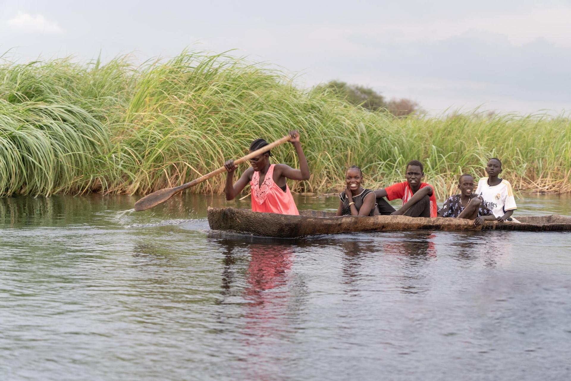 Dans les marais du Sudd, des habitants se déplacent à bord d'un canoe. Comté d'Old Fangak, Soudan du Sud, juillet 2024. 