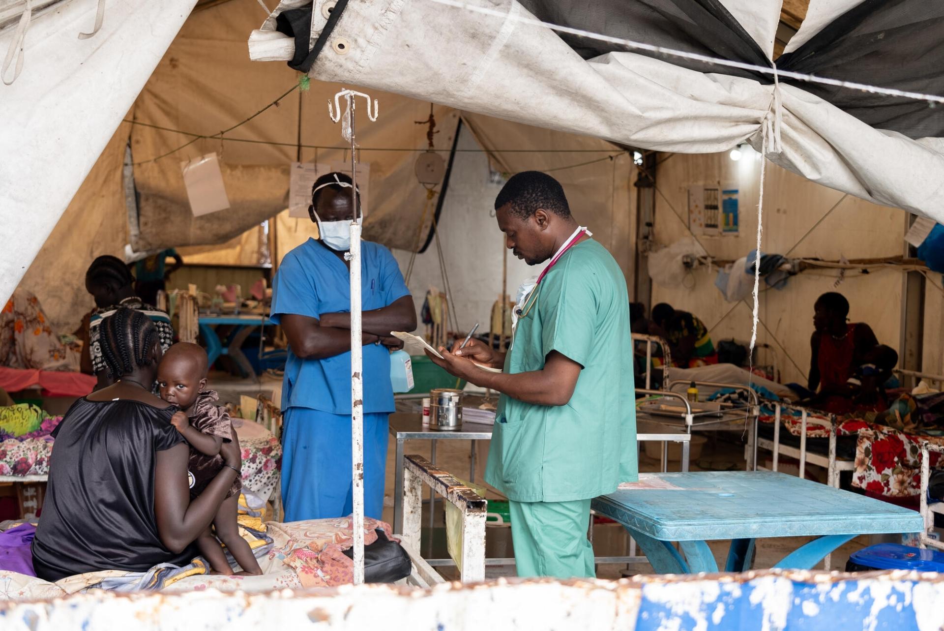 Les équipes médicales MSF lors d'une consultation à l'hôpital d'Old Fangak, Soudan du Sud, juillet 2024. 