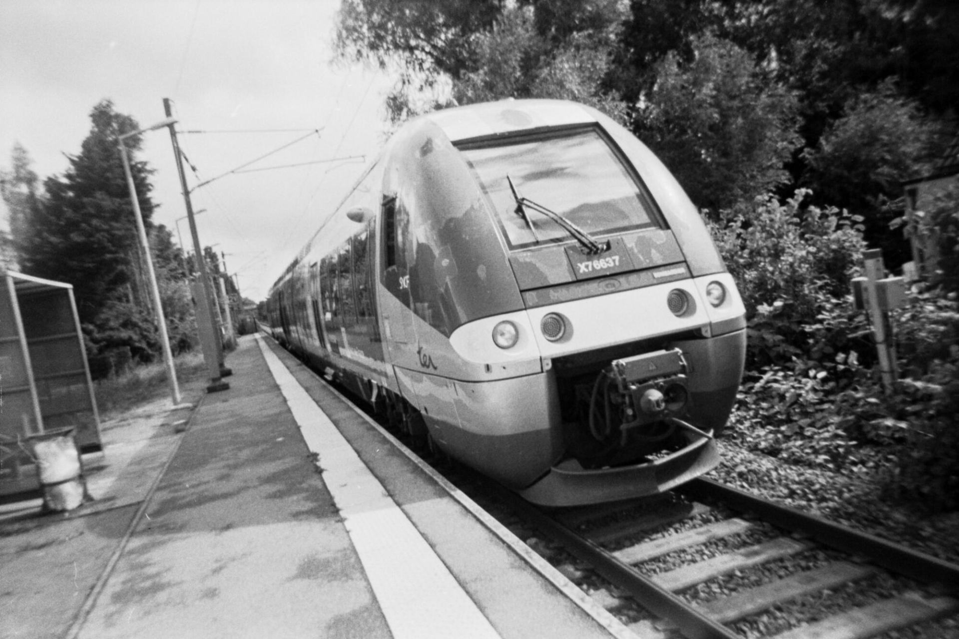 Un train au départ de la gare de Calais ville