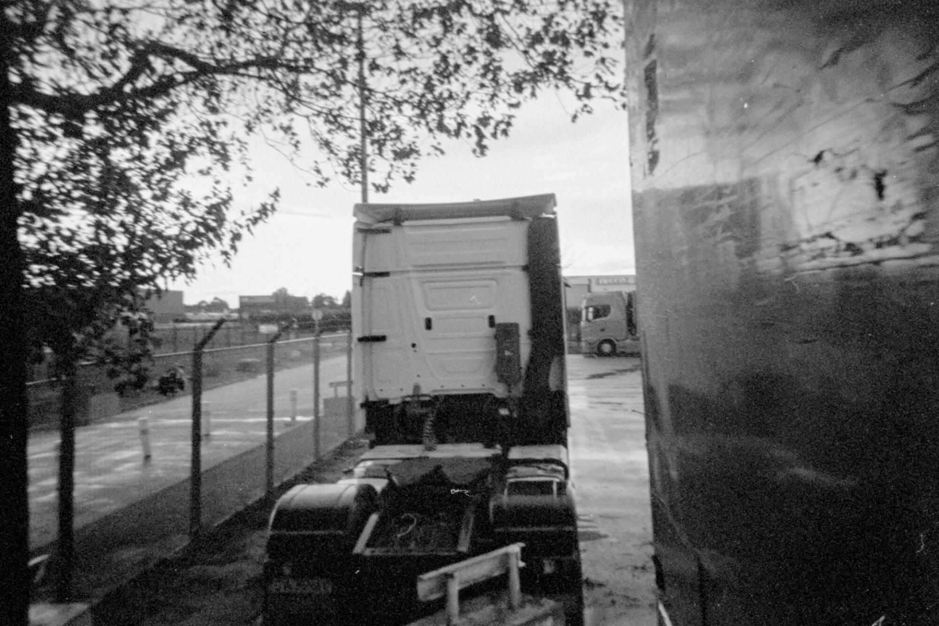 Derrière un camion, dans un parking à la périphérie de Calais