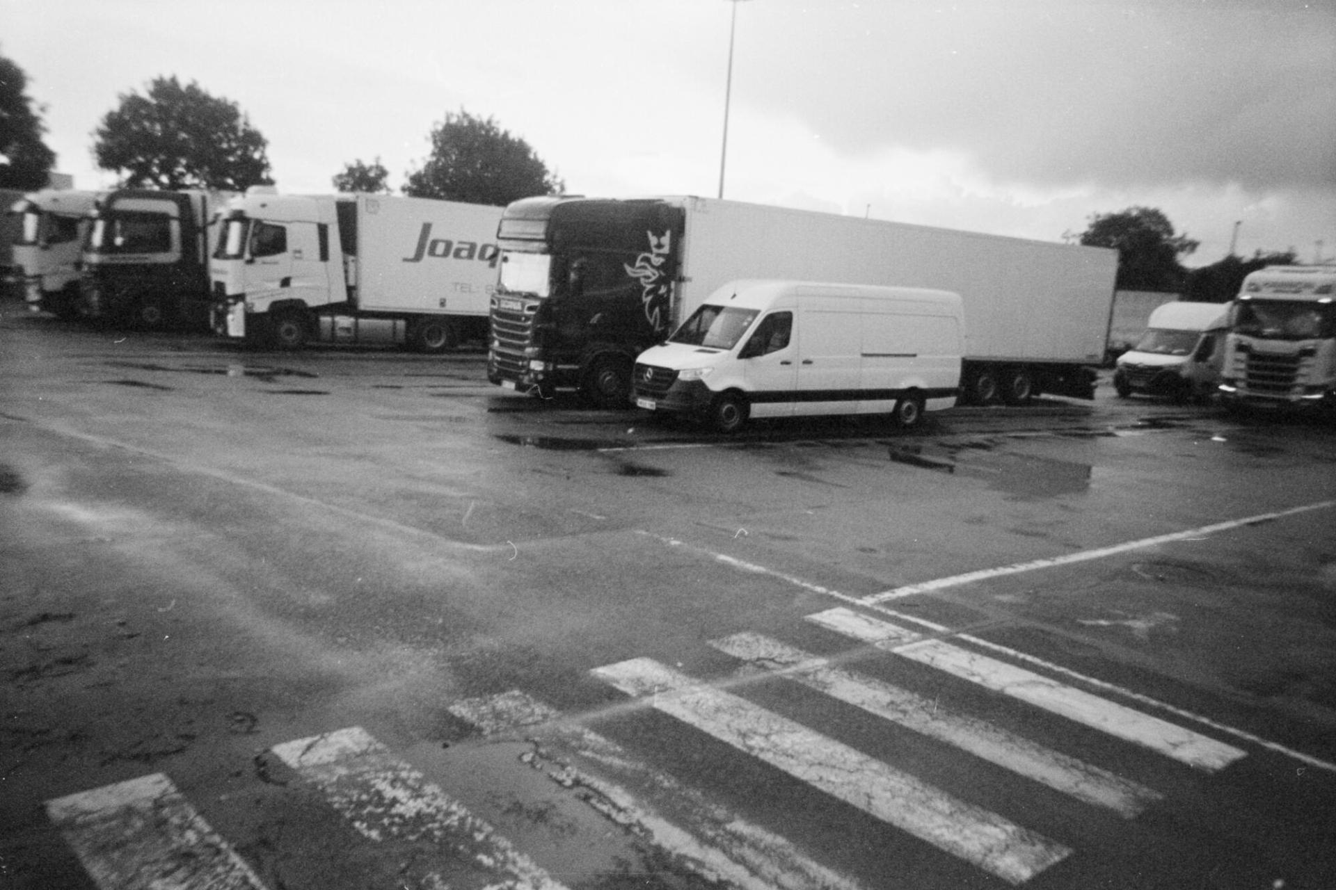 Un parking de camions dans la zone industrielle de Calais