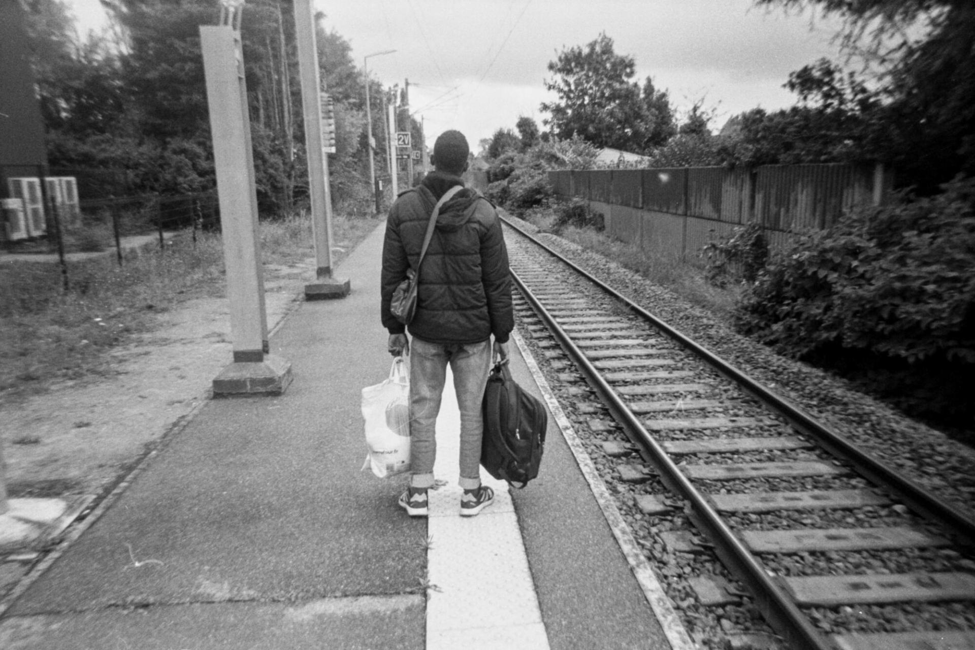 Un jeune exilé à la gare de Calais