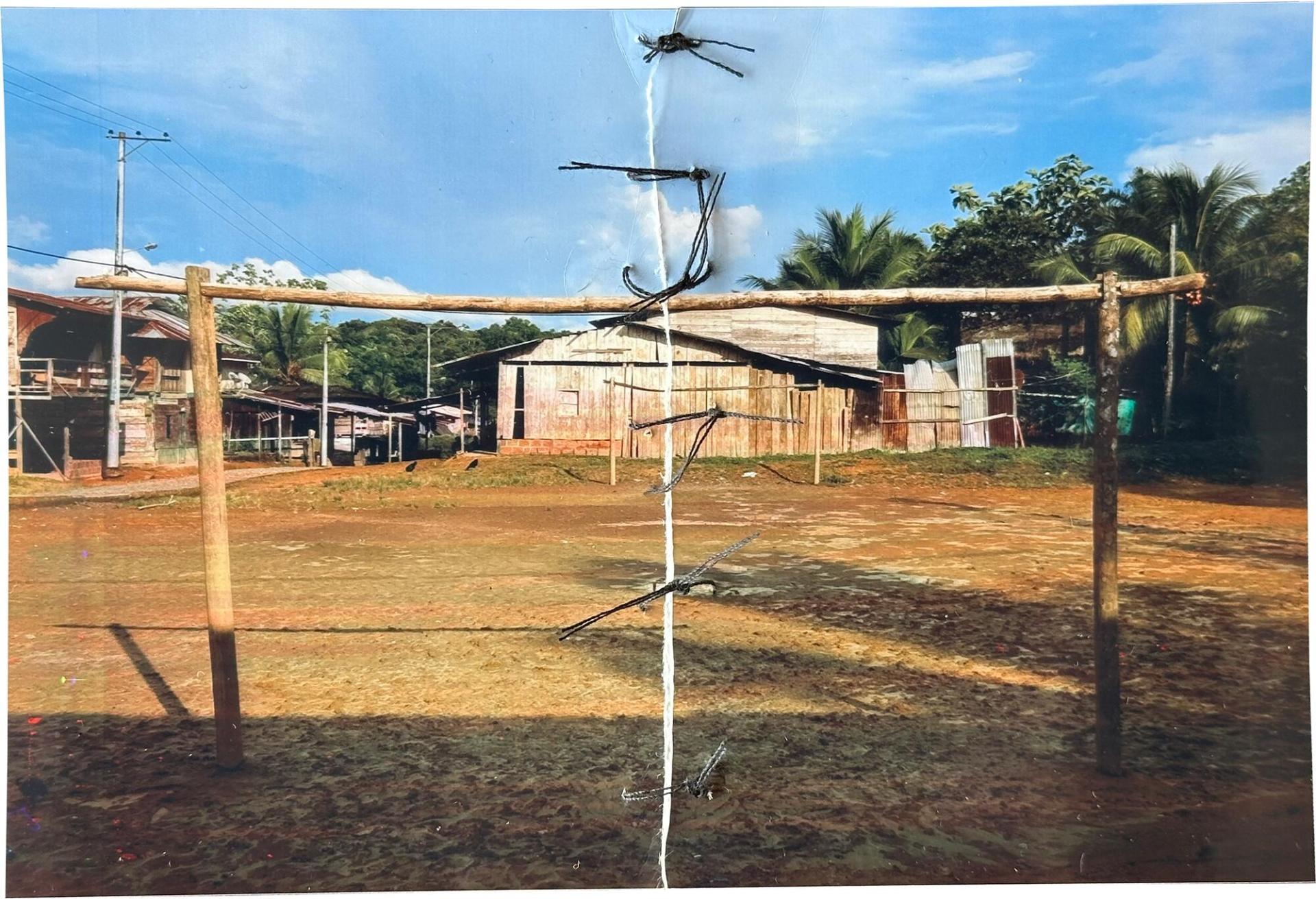 Photographie d'un terrain de football sur lequel les chefs de la communauté de Chacajo, dans la région du Chocó, ont été assassinés par un groupe armé. Le tirage a été découpé puis recousu par une guérisseuse traditionnelle dans le cadre d'un projet artistique encadré par la photographe Fernanda Pineda.