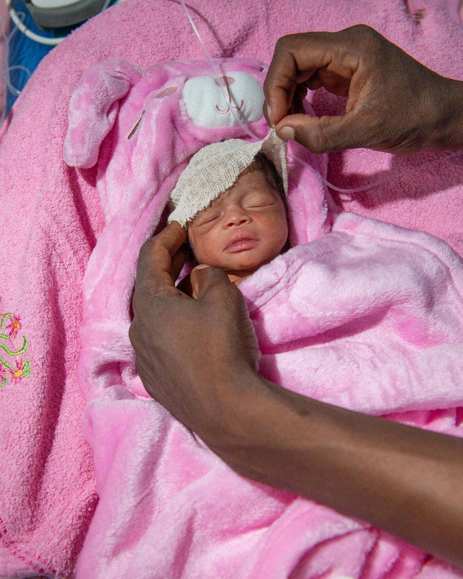 Un enfant âgé d'un jour, dans le centre spécialisé. 