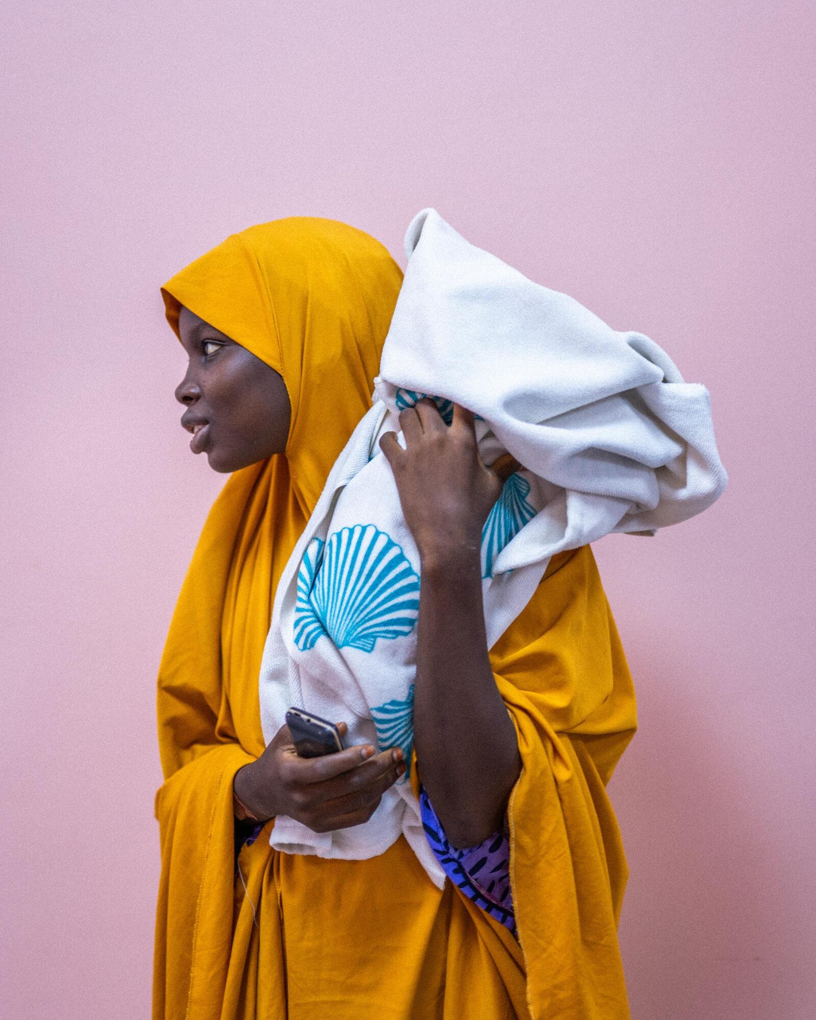 Une femme tient l'enfant de sa soeur dans le centre spécialisé. 