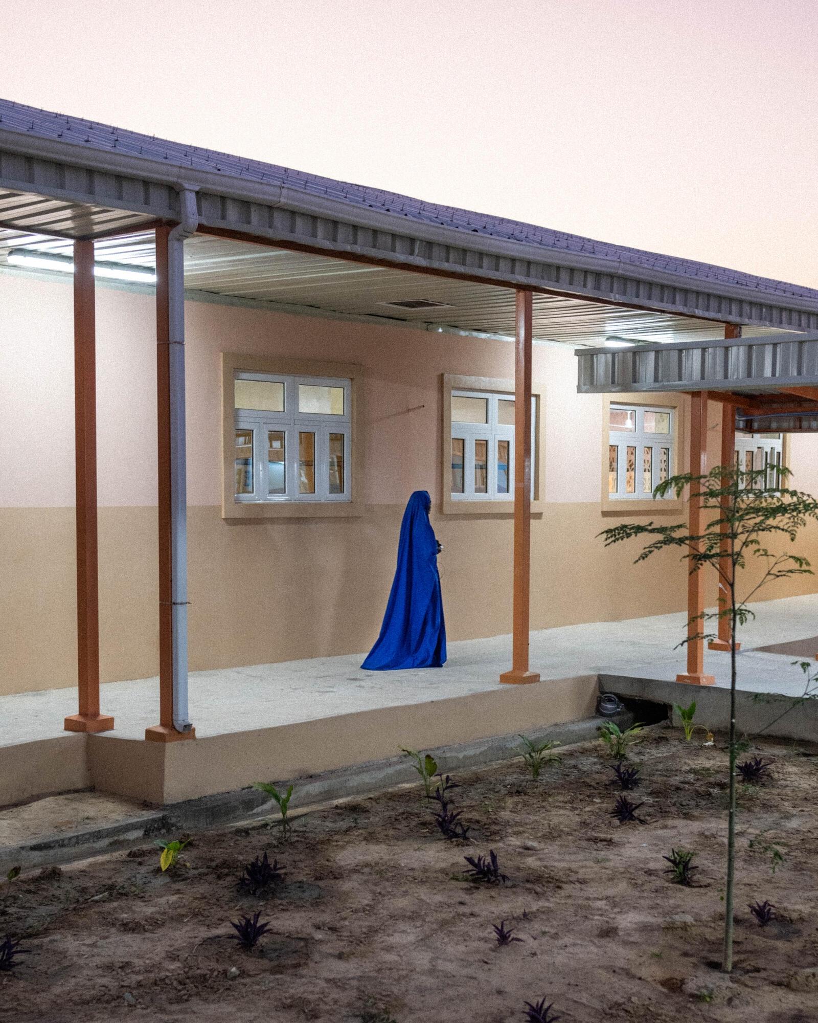 Vue extérieure du centre spécialisé dans la prise en charge des femmes enceintes et des nouveaux-nés à Maiduguri. Nigeria. Octobre 2024.