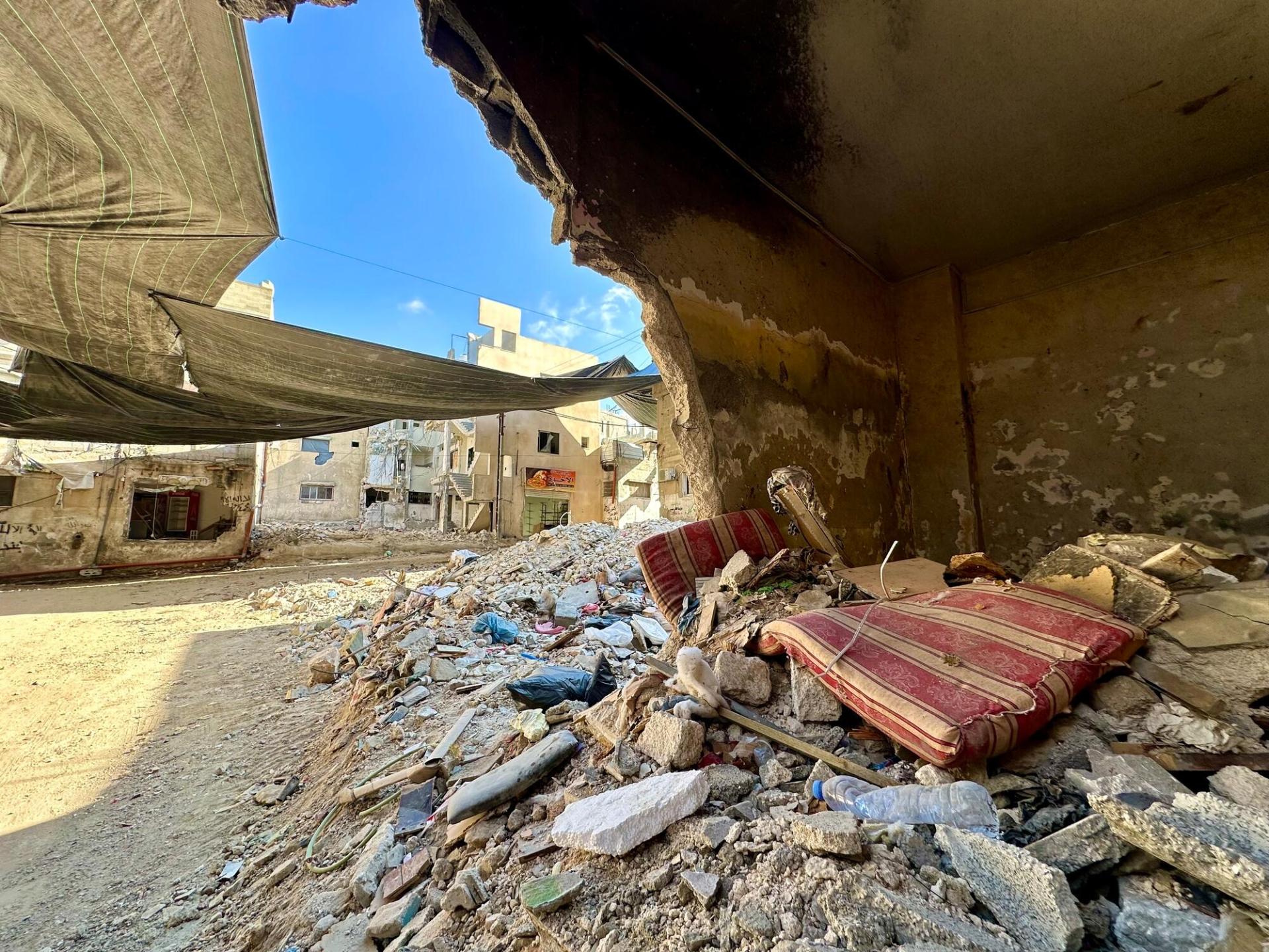 Destructions dans le camp de réfugiés de Tulkarem. En Cisjordanie, les gouvernorats de Tulkarem et de Jénine comptent le plus grand nombre de personnes déplacées, avec plus 1 600 personnes, dont près de 800 enfants, selon le Bureau de coordination des affaires humanitaires (OCHA). En cause : les incursions militaires israéliennes à grande échelle et les attaques des colons israéliens. 