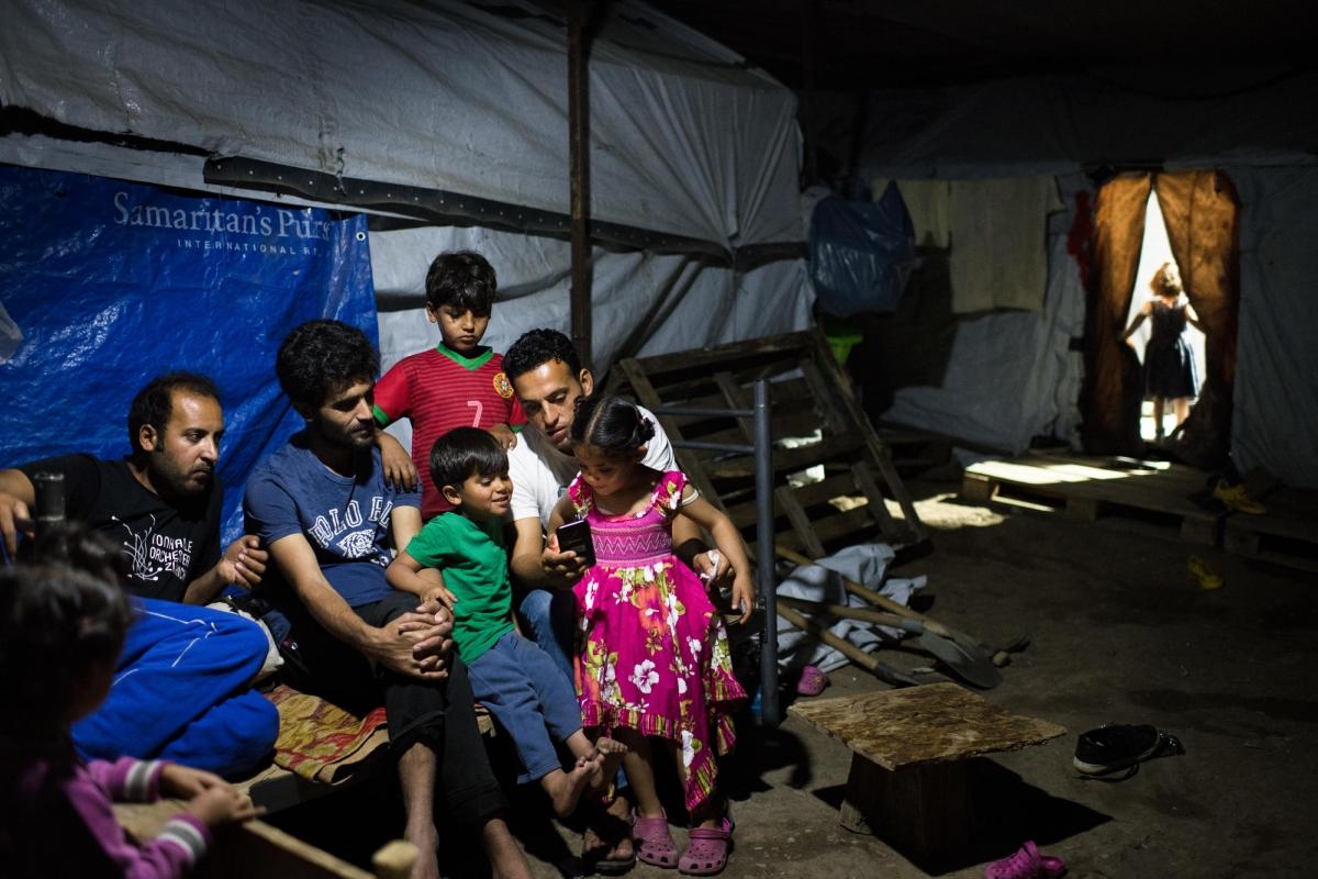 Une famille syrienne originaire de Deir ez-Zor, installée dans le camp depuis quelques mois. Ils ont quitté leur pays en 2017 après la destruction de leur quartier.&nbsp;Camp de Moria sur l'île de Lesbos. Grèce. 2018.
 © Robin Hammond/Witness Change