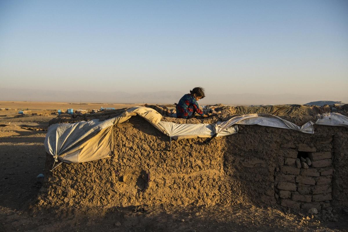 Camp de déplacés de Shahrak-é-Sabz, en périphérie de la ville d'Hérat, Afghanistan, août 2019. Une jeune fille s'isole sur le «&nbsp;toit&nbsp;» d'une maison.
 © Andrew Quilty