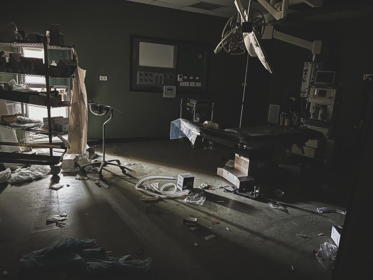 Palestine, Khan Younis, sud de Gaza, 23 avril 2024. Photographie prise à l'intérieur de l'hôpital Nasser, après que ce dernier a été assiégé et attaqué par les forces israéliennes.&nbsp;
 © Ben Milpas/MSF