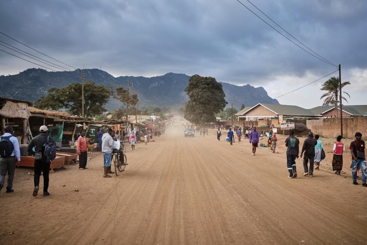 La route principale qui traverse la ville de Dedza, au Malawi.&nbsp;
 © Diego Menjibar