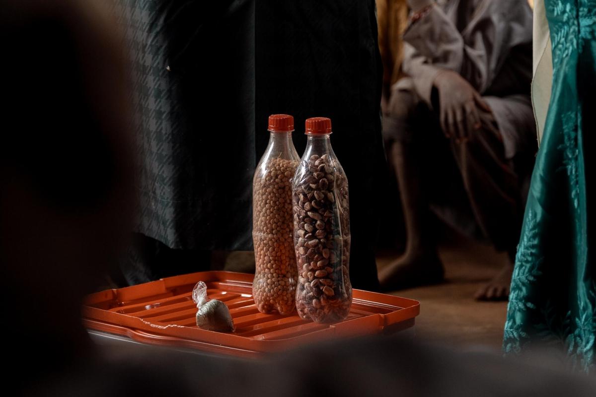 La recette du Tom Brown est basée sur un ratio simple : 6 mesures de sorgho ou de millet, 3 mesures de graines de soja et 1 mesure de noix moulues. Ces ingrédients sont cultivés dans le nord du Nigeria et disponibles sur les marchés locaux.
 © Georg Gassauer/MSF
