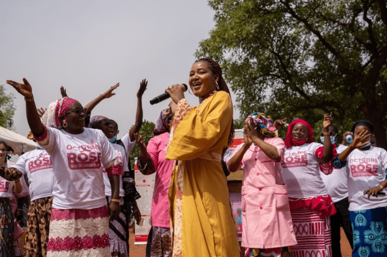 La chanteuse Bintou Soumbounou lors de la cérémonie de lancement de la campagne d'Octobre Rose au centre de santé communautaire du quartier de Yirimadio à Bamako, octobre 2021.&nbsp;
 © Mohammed Dayfour Diawara