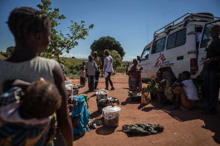 Les équipes de Médecins Sans Frontières se rendent au camp&nbsp;de Kalonda, dans la région de Kalemie au Tanganyika. République démocratique du Congo.&nbsp;Mai 2017.
 © Lena Mucha