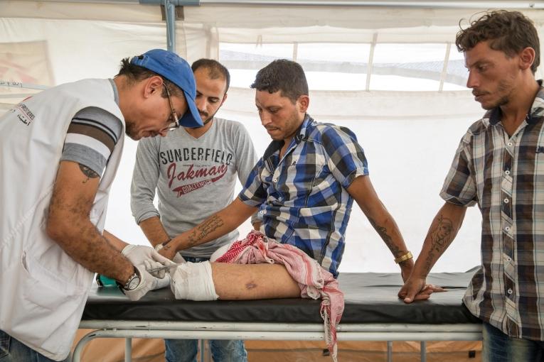 Michaël Roriz, kinésithérapeute pour Médecins Sans Frontières, soigne Ahmad, amputé des deux jambes suite à l'explosion d'un piège.
 © Agnes Varraine-Leca
