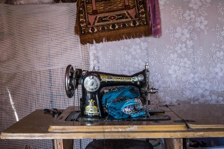 La famille d'Abdel à fui les combats entre le régime syrien et l'EI dans la région de Palmyre. Ils ont pu acheter une machine à coudre pour travailler.
 © Agnes Varraine-Leca