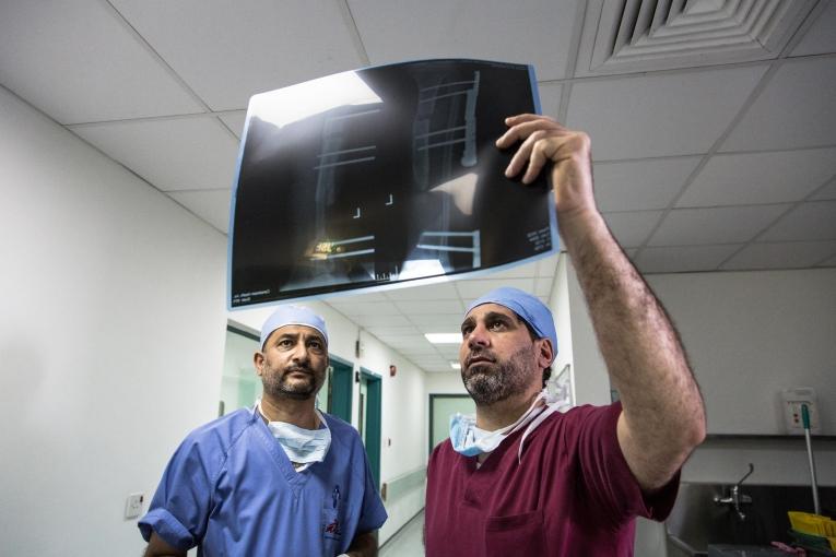 Un chirurgien orthopédiste consulte une radio à l'hôpital MSF d'Amman. Jordanie. 2016.
 © Chris Huby/LE PICTORIUM
