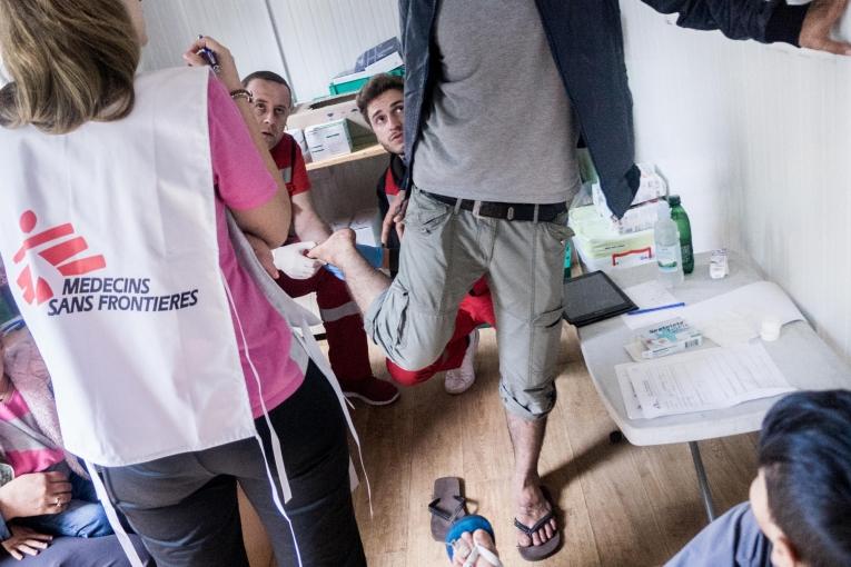 Un jeune Kurde originaire de Syrie lors d'une&nbsp;consultation avec les équipes de Médecins Sans Frontières et de la Croix-Rouge bosniaque. Les blessures aux pieds sont fréquentes pour ces personnes qui marchent des jours durant. Bosnie-Herzégovine. 2018.
 © Kamila Stepien