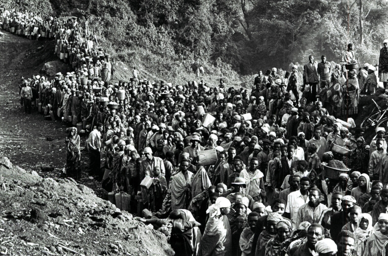 Des dizaines de milliers de réfugiés répartis dans les camps de Kibumba, Katale et Mugumga, vont trouver la mort en raison de la chaleur, du manque d’eau, de nourriture et l’apparition simultanée d’une épidémie de choléra et de dysenterie, 1994. Zaïre.&nbsp;
 © Sebastiao Salgado
