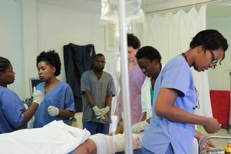 Les équipes MSF sont mobilisées pour stabiliser un patient admis avec une fracture ouverte&nbsp;à l'hôpital de Tabarre.
 © Nicolas Guyonnet/MSF