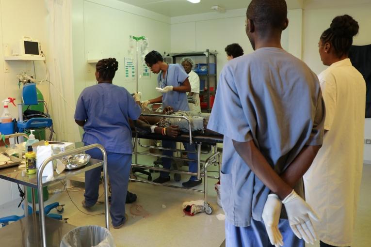 &nbsp;Les équipes de MSF sont mobilisées pour stabiliser un patient victime d'une attaque au couteau.&nbsp;
 © Nicolas Guyonnet/MSF