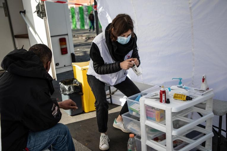 Une infirmière examine un homme dans la clinique mobile de MSF qui dispense des soins de santé primaires à Paris et en banlieue. Porte de la Villette, Paris, le 31 mars 2020.&nbsp;

&nbsp;


&nbsp;
 © AGNES VARRAINE LECA/MSF