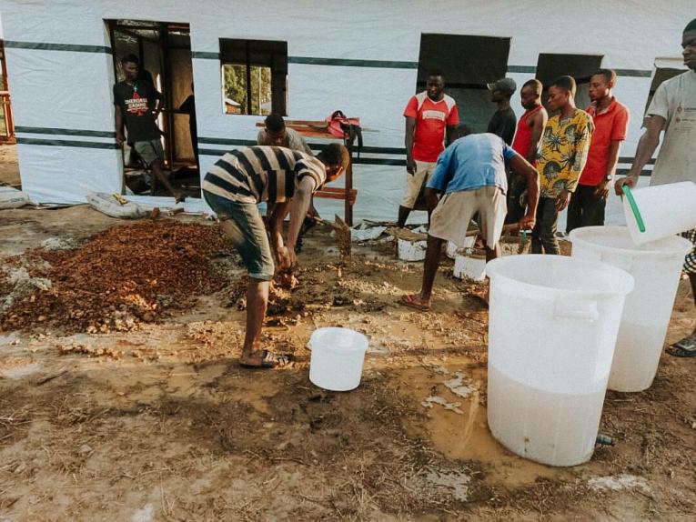 Construction d'un centre de traitement Ebola par MSF dans la zone de santé de Bolenge. République démocratique du Congo.

&nbsp;
 © MSF