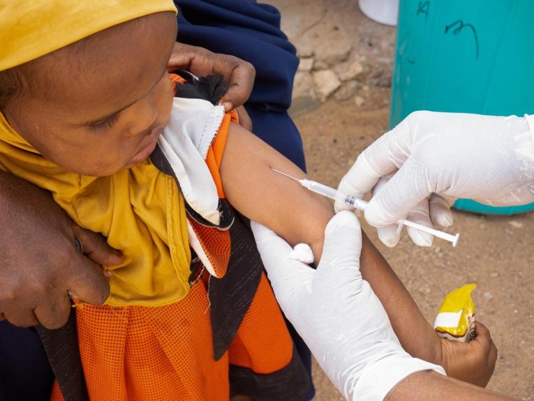 Une petite fille recevant un vaccin contre la rougeole dans le district de Oodweyne, au Somaliand.

&nbsp;
 © Mohamed Hussein (MOTO)/MSF