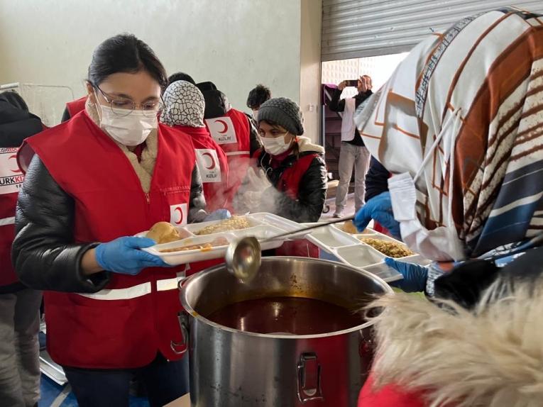 Distribution de nourriture à Kilis en Turquie par le partenaire de MSF, International Blue Crescent, sous la coordination du Croissant rouge.
 © MSF/Assiya Hamza