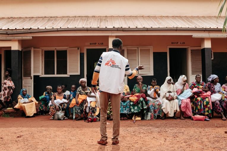 Un promoteur de santé MSF lors d'une séance de planning familial à l'hôpital de Bangassou.
 © Julien Dewarichet