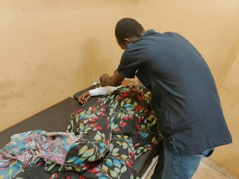 Une patiente blessée au bras est auscultée à l'hôpital Al Nao, au Soudan.
 © MSF