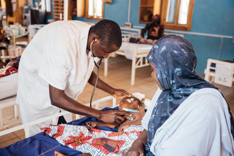 Un infirmier MSF auprès d'un enfant souffrant de malnutrition au centre thérapeutique nutritionnel de Madarounfa. Niger. 2022.
 © Oliver Barth/MSF