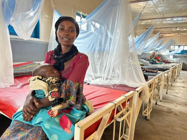 Micheline, 23 ans, tient dans ses bras son fils Daniel, 10 mois, admis depuis une semaine au Centre de Nutrition Thérapeutique de l'hôpital de Mweso, au Nord-Kivu, soutenu par les équipes MSF depuis 2005 en partenariat avec le Ministère de la Santé.&nbsp;
 © Laora Vigourt/MSF