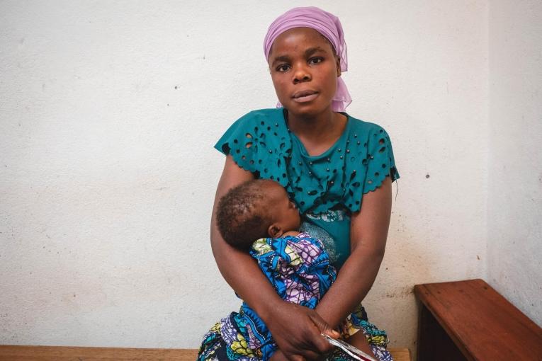 Fahida tient dans ses bras son fils Joël, 12 mois, admis pour malnutrition aiguë sévère au Centre de Nutrition Thérapeutique de l'hôpital de Masisi, soutenu par MSF depuis 2007.&nbsp;
 © MSF/Laora Vigourt