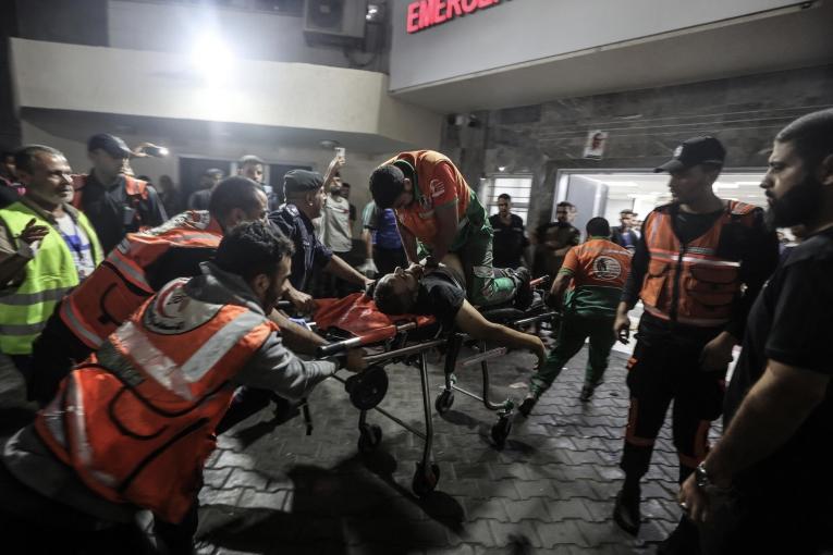 Un officier de la défense civile palestinienne blessé lors d'attaques israéliennes est réanimé sur une civière à l'hôpital Al-Shifa, dans la bande de Gaza. 
Palestine. Octobre 2023.
 © Ali Jadallah/Anadolu via AFP