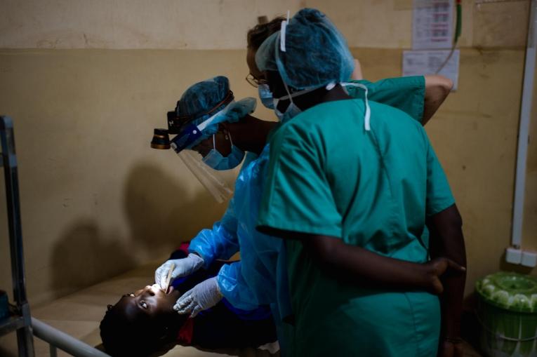 Une docteure MSF ausculte une patiente pour déterminer si elle est atteinte de diphtérie, au centre de traitement de Siguiri. Décembre 2023. Guinée.
 © MSF/Andrej Ivanov