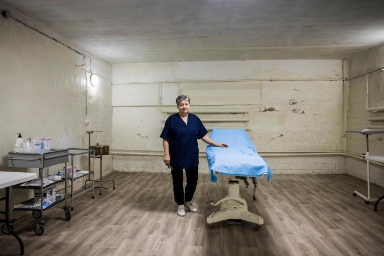 Anna Svesova, directrice de l'hôpital de Trostraniets, dans les sous-sols du bâtiment. Ukraine. 2023.
 © Nuria Lopez Torres